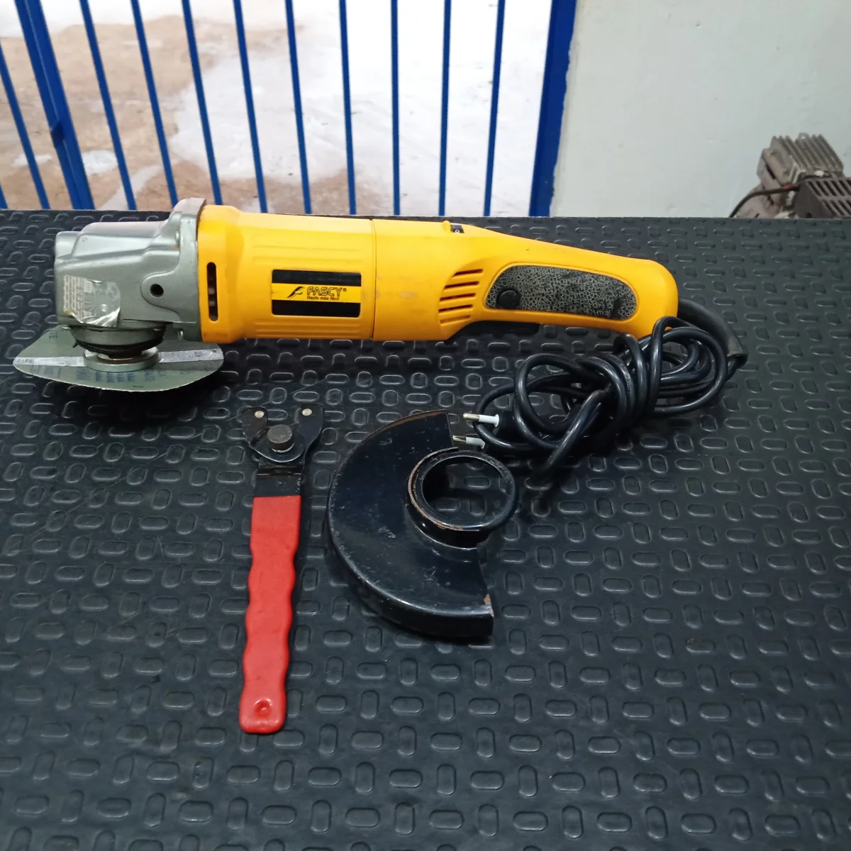 Foto 3 de Pulidora Marca Fascy Modelo Fa3505 Tamaño Mediano Usado En Buen Estado Acc DiscoProtectorLlave