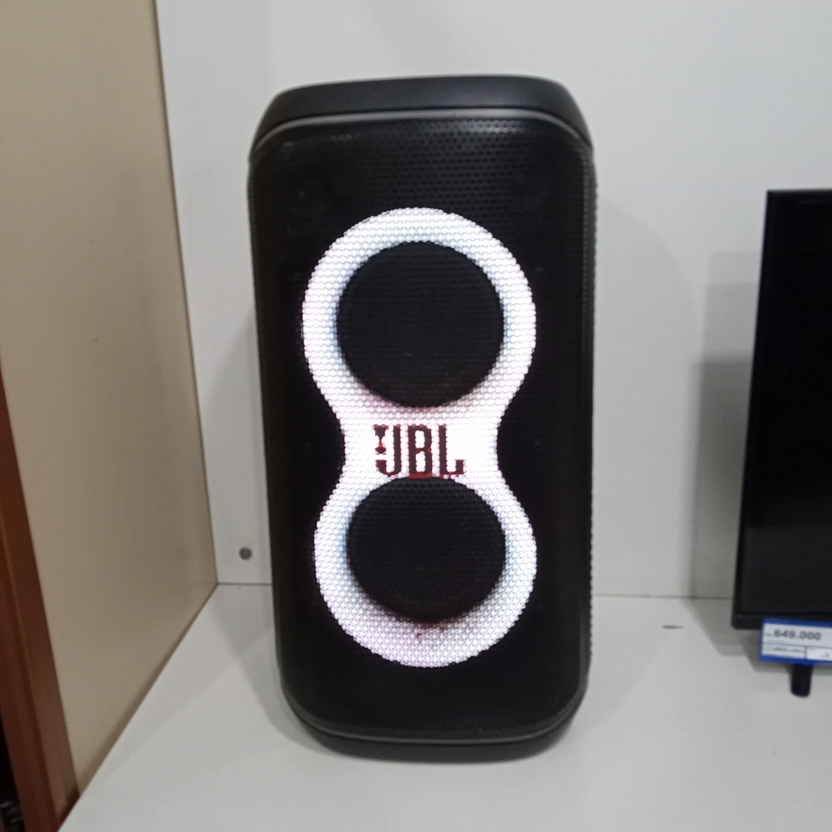 Foto 2 de Caja De Sonido Amplificada Marca Jbl Modelo Partybox Club 120 Sin Control Usado En Buen Estado Acc Cable Cte