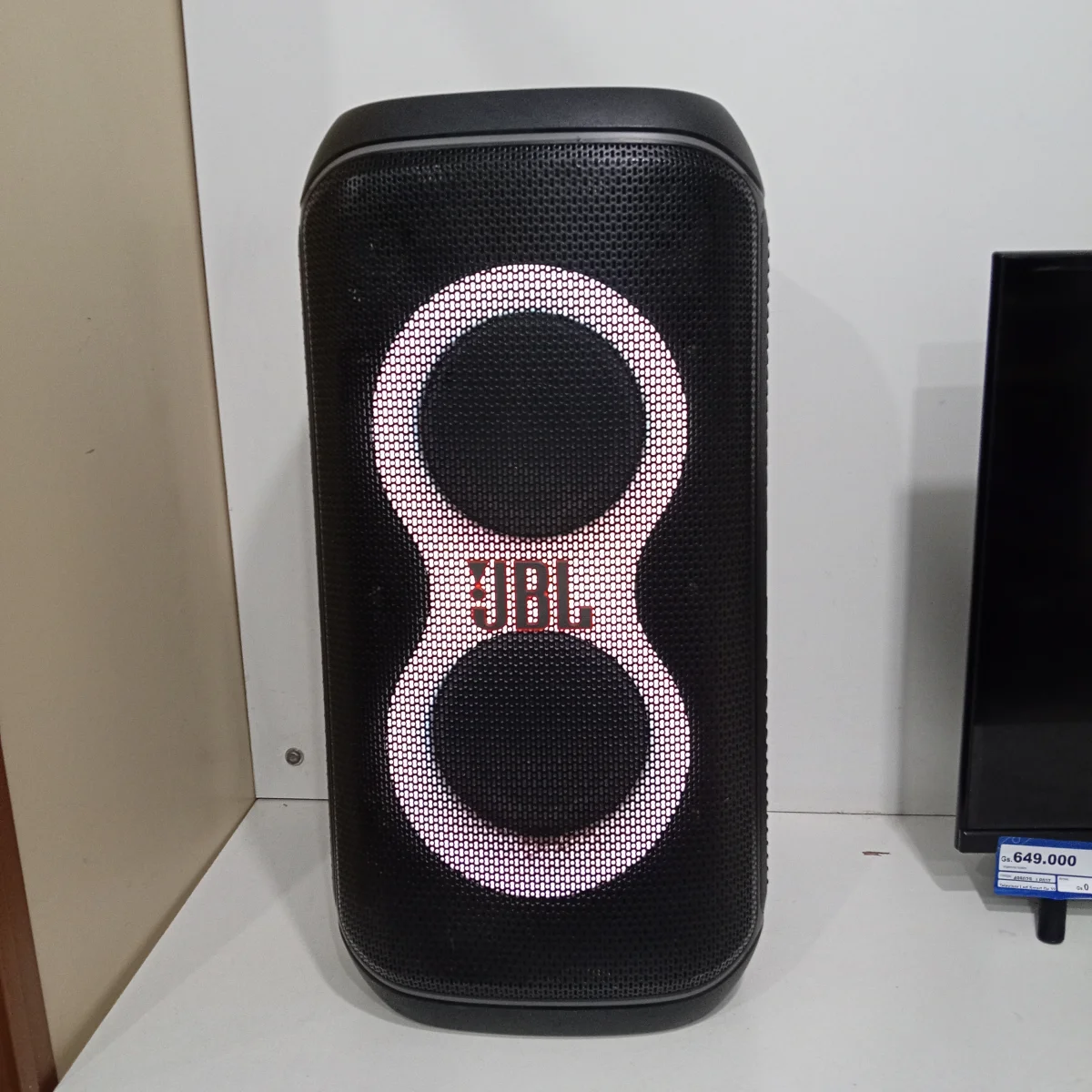 Foto 3 de Caja De Sonido Amplificada Marca Jbl Modelo Partybox Club 120 Sin Control Usado En Buen Estado Acc Cable Cte