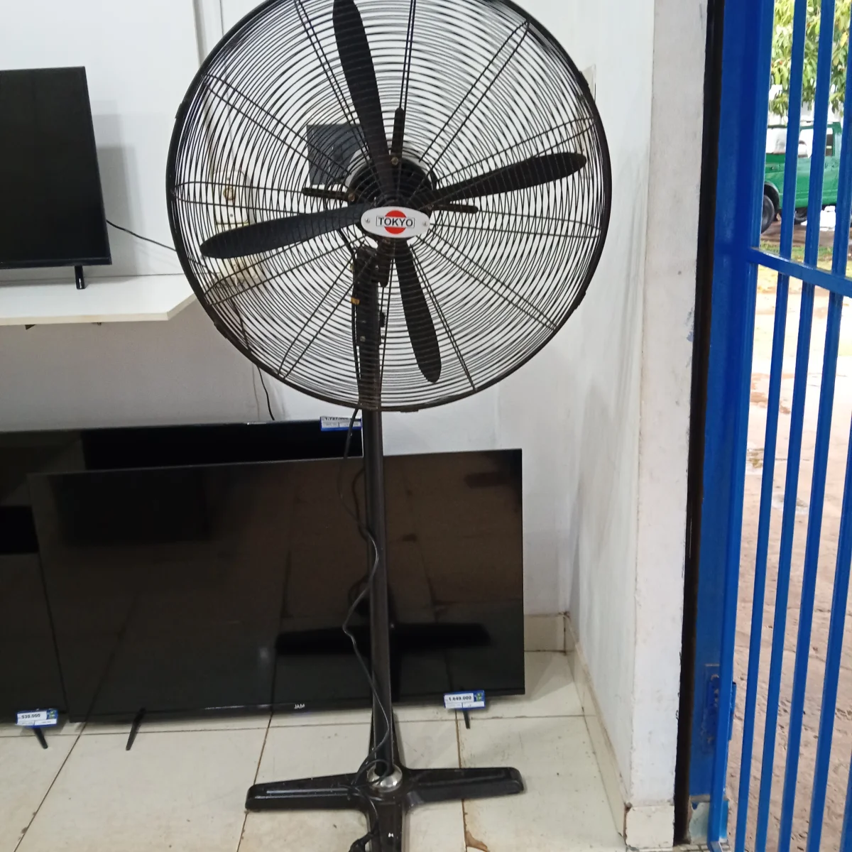 Foto 2 de Ventilador 3 Velocidades Marca Tokyo Modelo Vrtokpii26r-Ar Usado En Buen Estado Acc Pedestal
