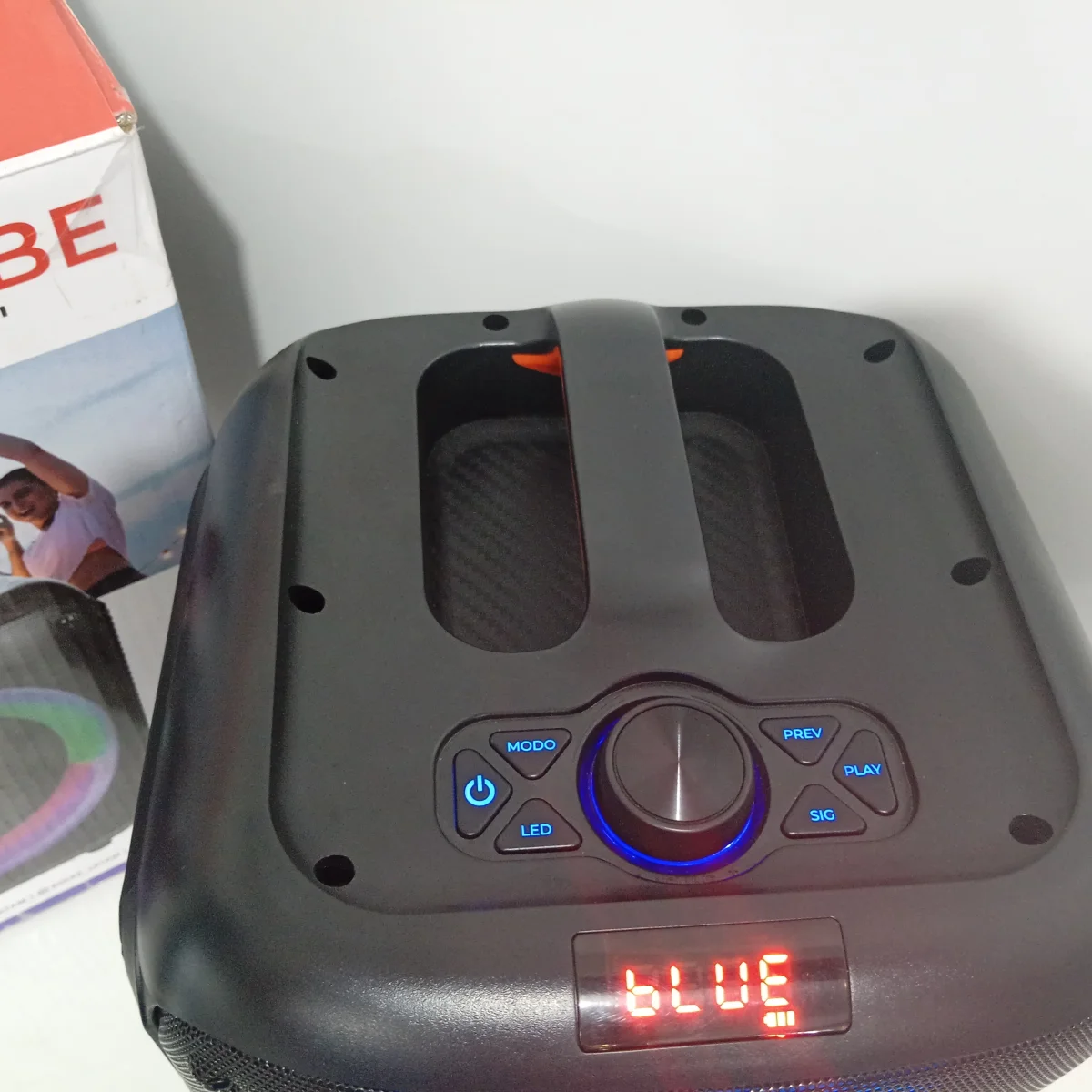 Foto 3 de Parlante Portatil Marca Kolke. Modelo Kpb-584 Usado En Buen Estado Con No Tiene Acc Control