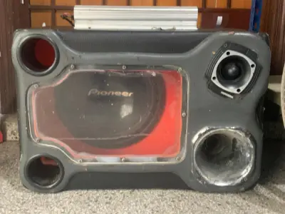 Caja C/ Parlantes Para Auto Usado En Buen Estado Acc Amplificador Pwm De 2000wForrado Con Desgaste