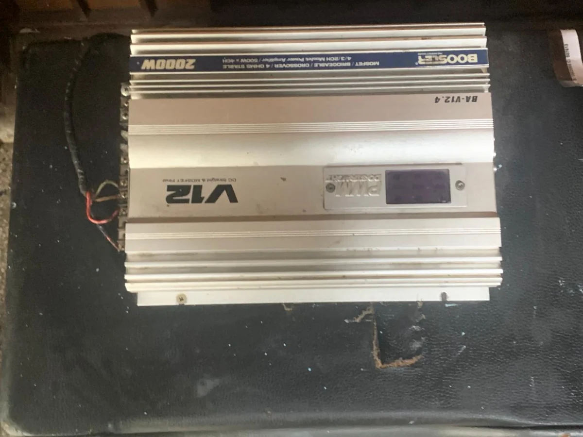 Foto 2 de Caja C/ Parlantes Para Auto Usado En Buen Estado Acc Amplificador Pwm De 2000wForrado Con Desgaste