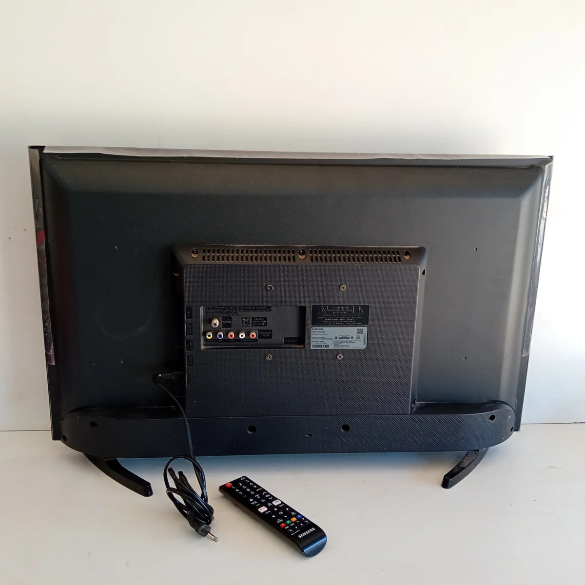 Foto 3 de Televisor Led Smart De 32 '' Marca Samsung Modelo Un32t4202ag Con Control Usado En Buen Estado Acc 2 Patitas