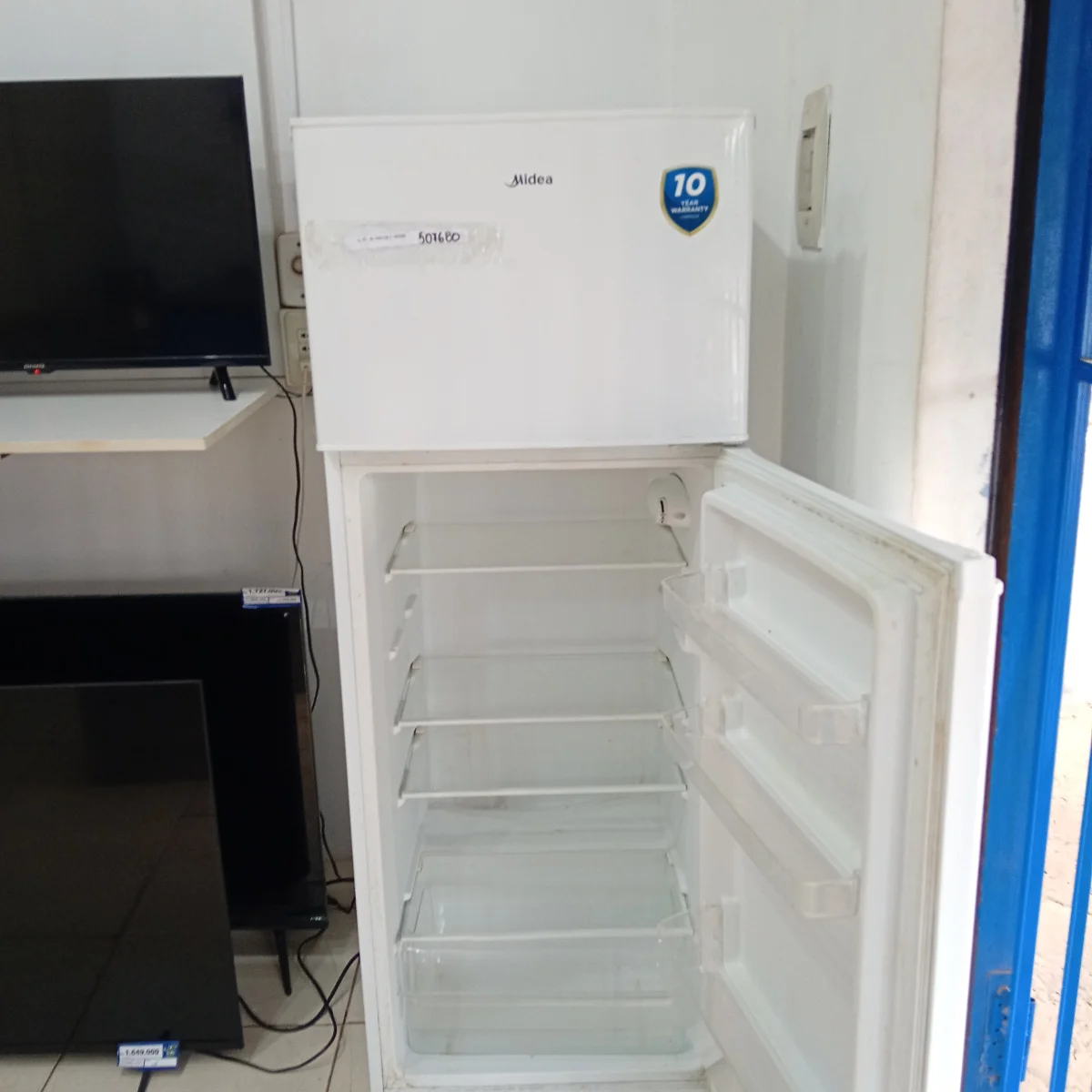 Foto 2 de Heladera Marca Midas Modelo Mdrt294fgg01 Usado En Buen Estado Litros 300 Acc Una Parrilla En El CongeladorAbajo Con 3 ParrilasVerdulera3 Porta Vasos