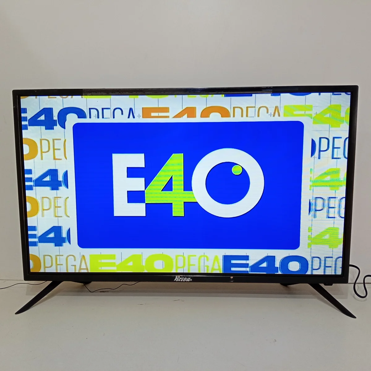 Televisor Led Convencional De 32 '' Marca Brisa Modelo 48382 Usado En Buen Estado Sin Control Sin Caja Acc Psr De Patitas