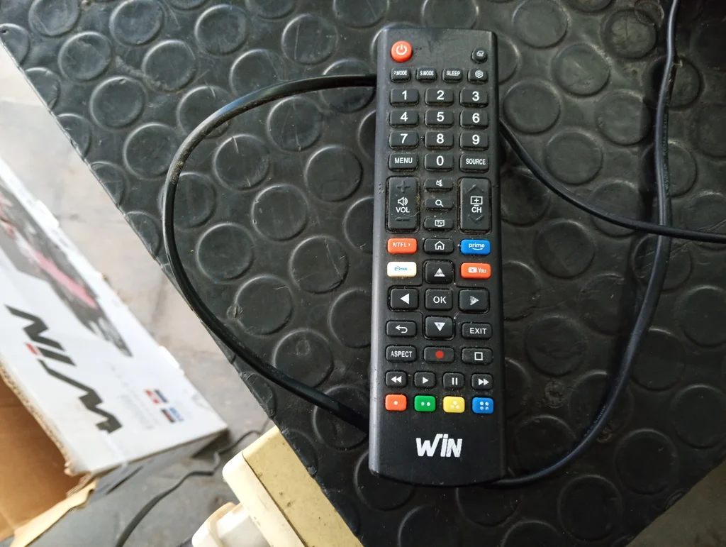 Foto 2 de Televisor Led Smart De 43 '' Marca Win Modelo Win43fs Con Control Usado En Buen Estado Acc CajaPar De Patitas