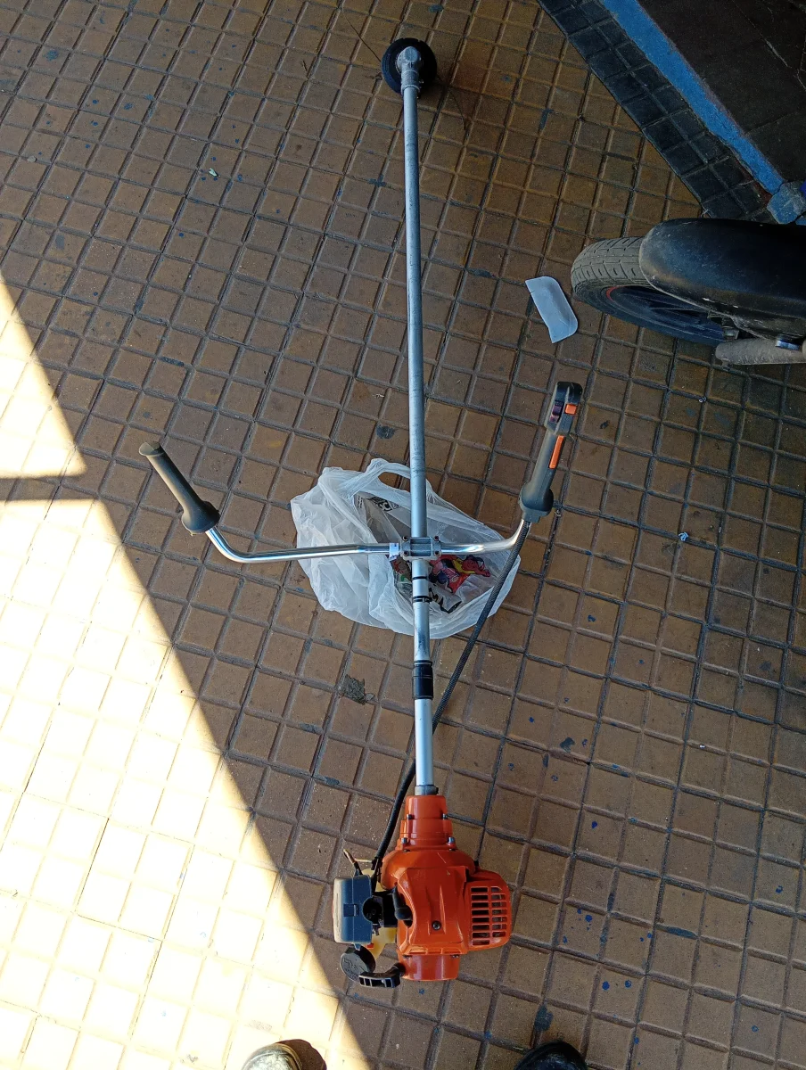 Foto 3 de Desmalezadora Marca Husqvarna Modelo 143 Usado En Buen Estado Original Si Acc Cabezal De NylonPechera