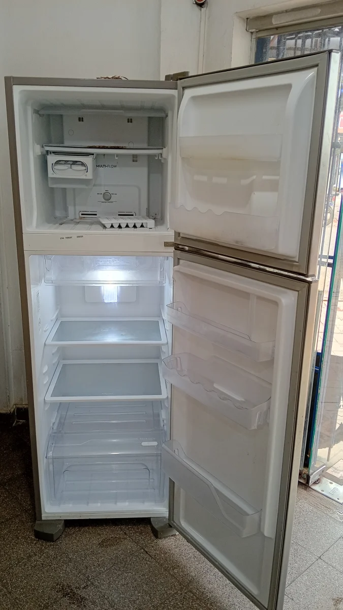 Foto 2 de Heladera Marca Electrolux. Modelo Dfx43 Usado Con Desgaste Litros 370 Acc Verdulera+Porta Objetos