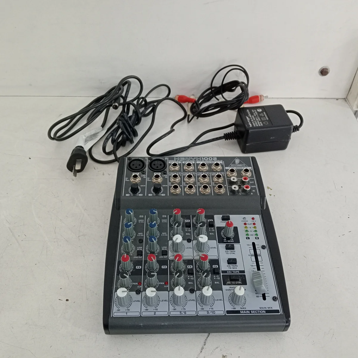 Consola De Sonido Marca Behringer Modelo Xenyx 1002 Acc Con Cargador Original