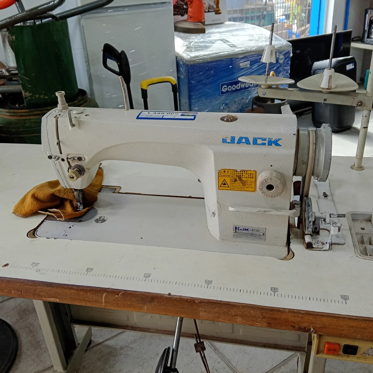 Foto 2 de Maquina De Coser Industrial Tipo Recta Marca Jack Modelo Jk8720 Usado En Buen Estado Acc 2 Porta Hilo