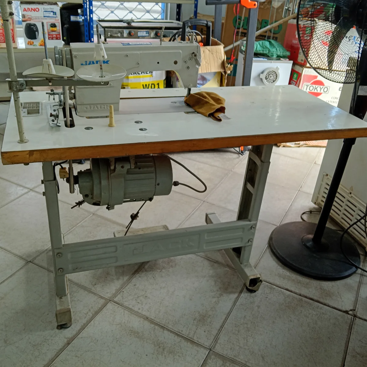 Foto 3 de Maquina De Coser Industrial Tipo Recta Marca Jack Modelo Jk8720 Usado En Buen Estado Acc 2 Porta Hilo