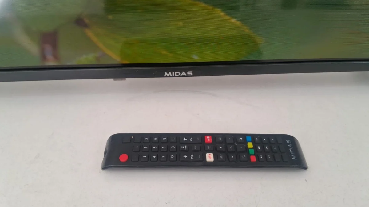 Foto 2 de Televisor Led Smart De 32 '' Marca Midas Modelo Md-Mstv32a Con Control Usado En Buen Estado Acc Ent. Ub Hdmi Par De Patitas