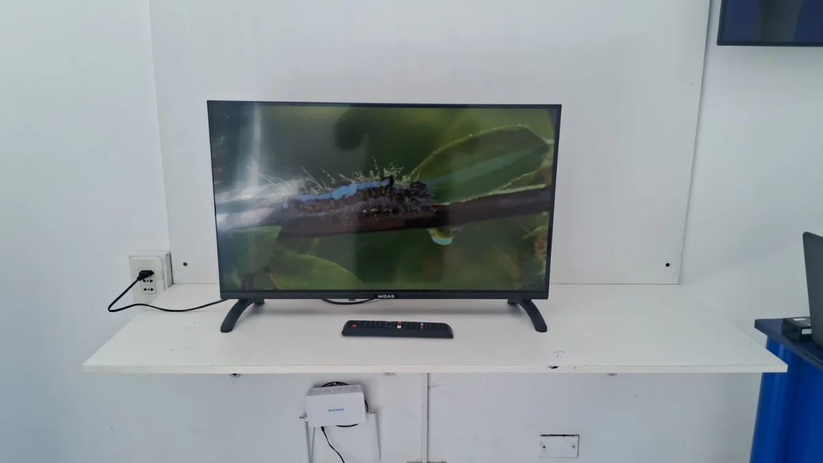 Foto 3 de Televisor Led Smart De 32 '' Marca Midas Modelo Md-Mstv32a Con Control Usado En Buen Estado Acc Ent. Ub Hdmi Par De Patitas
