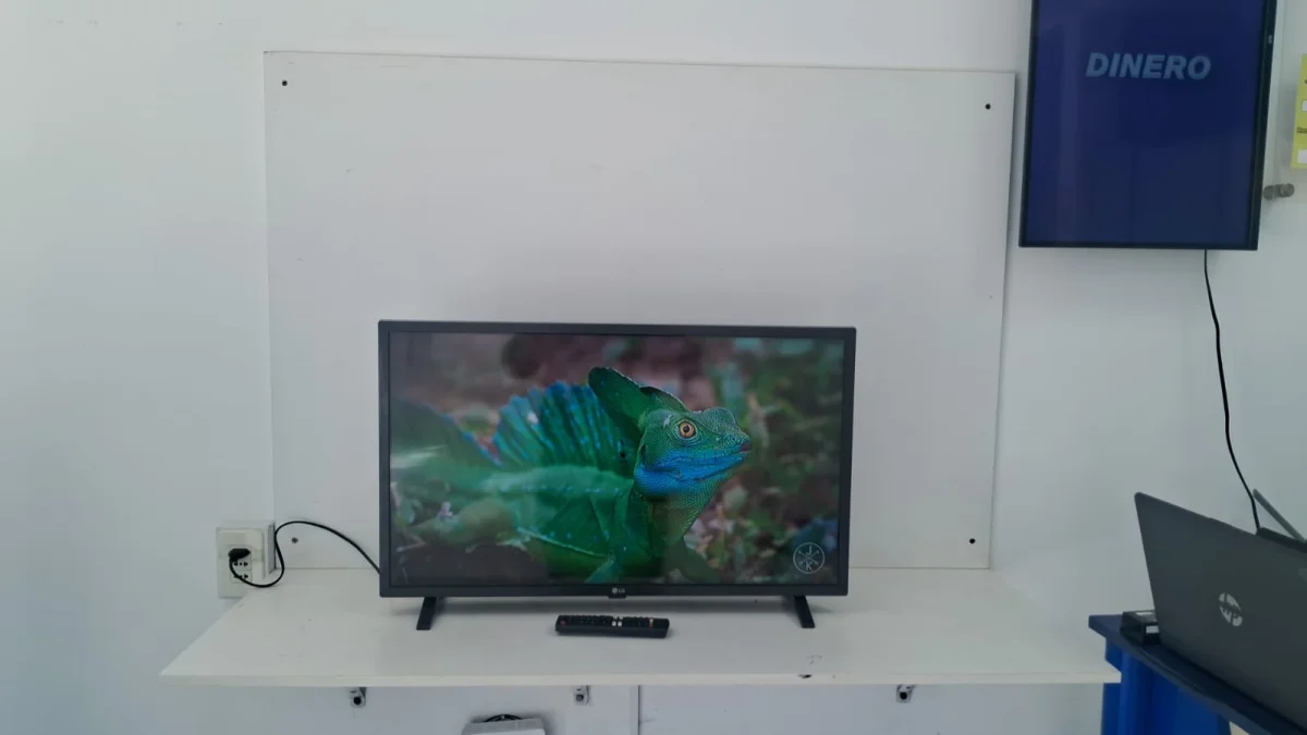 Televisor Led Smart De 32 '' Marca Lg Modelo 32lq630b6la Con Control Usado En Buen Estado Acc Ent. Usb HdmiPar De Patitas