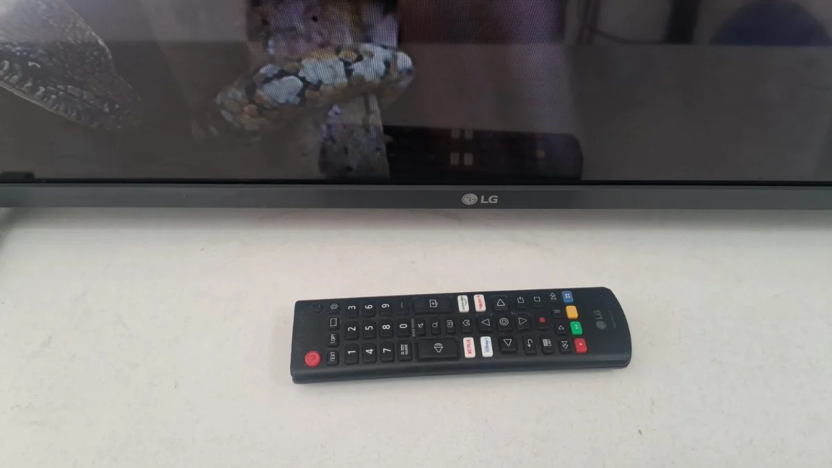 Foto 2 de Televisor Led Smart De 32 '' Marca Lg Modelo 32lq630b6la Con Control Usado En Buen Estado Acc Ent. Usb HdmiPar De Patitas