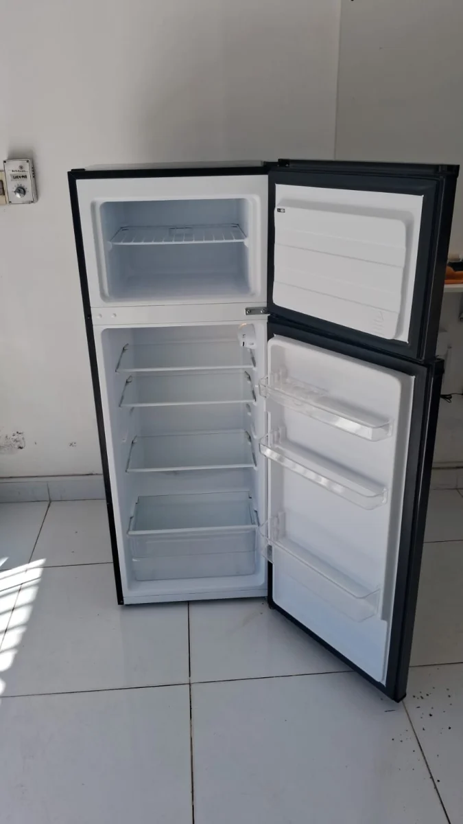 Heladera Marca Midea Modelo Mdrt294fgg28 Usado En Buen Estado Litros 300 Acc 2 Puertas3 Porta Envase Por La Puerta1 Divioria En El Congelador4 Divisorias De CritalVerdulera Luz Interna