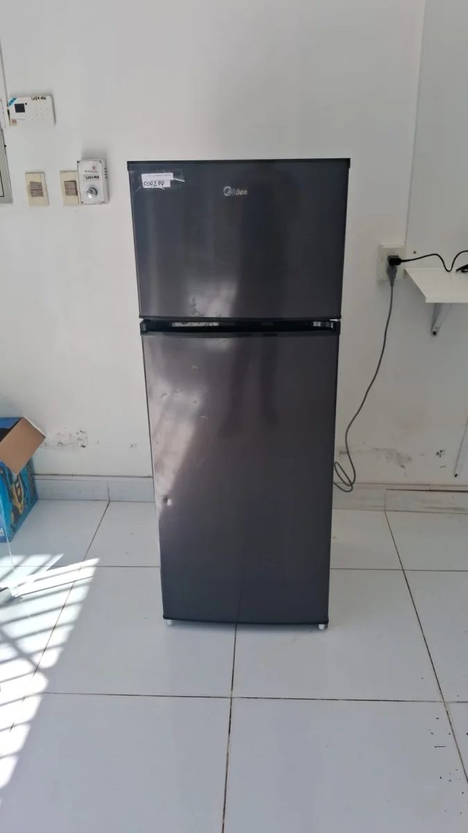 Foto 2 de Heladera Marca Midea Modelo Mdrt294fgg28 Usado En Buen Estado Litros 300 Acc 2 Puertas3 Porta Envase Por La Puerta1 Divioria En El Congelador4 Divisorias De CritalVerdulera Luz Interna