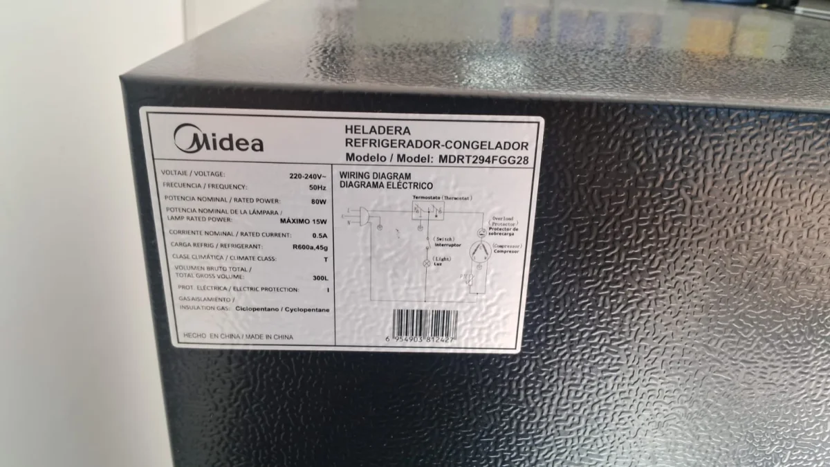 Foto 3 de Heladera Marca Midea Modelo Mdrt294fgg28 Usado En Buen Estado Litros 300 Acc 2 Puertas3 Porta Envase Por La Puerta1 Divioria En El Congelador4 Divisorias De CritalVerdulera Luz Interna