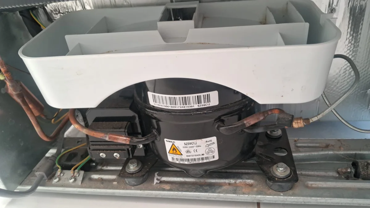 Foto 4 de Heladera Marca Midea Modelo Mdrt294fgg28 Usado En Buen Estado Litros 300 Acc 2 Puertas3 Porta Envase Por La Puerta1 Divioria En El Congelador4 Divisorias De CritalVerdulera Luz Interna