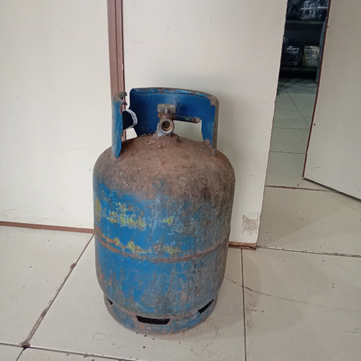 Foto 2 de Garrafa Cap 10 Kg. Marca Blue Gas Usado Con Desgaste Color Azul Acc No Tiene