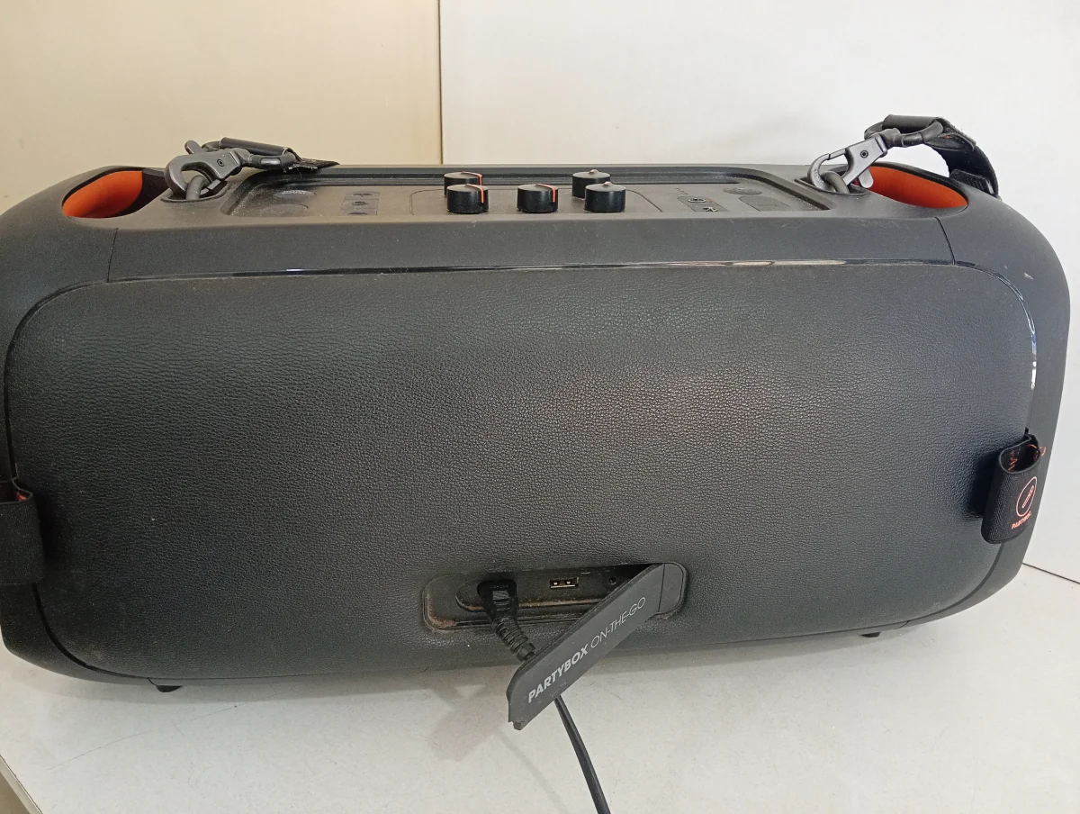 Foto 2 de Parlante Portatil Marca Jbl Modelo Partybox On The Go Usado En Buen Estado Con Con Microfono Cable Corriente Acc No Tiene