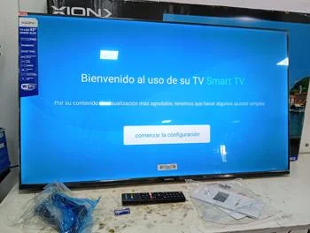 Televisor Led Smart De 43 '' Marca Xion Modelo Xi-Led43smart Con Control Nuevo Sin Uso Acc Par De PatitasTornilloPilas