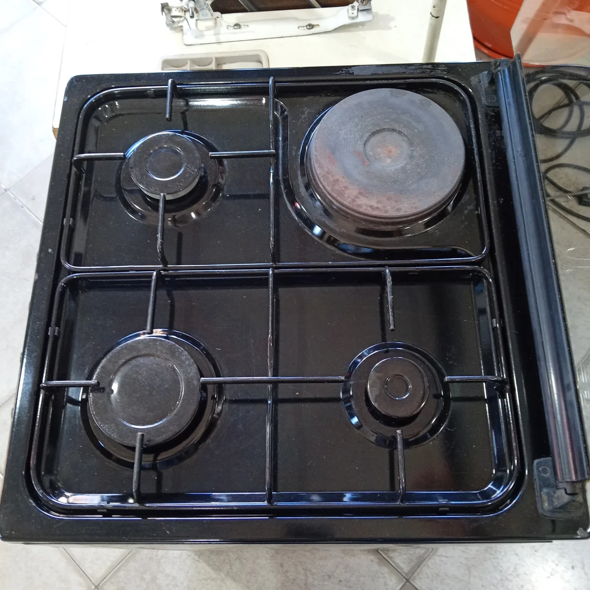 Foto 3 de Cocina A Gas Marca Fama Modelo Mto-4312ngrsp Usado En Buen Estado Acc Con 3 Hornallas A Gas Y 1 Placa Electrica Encendido Electrico