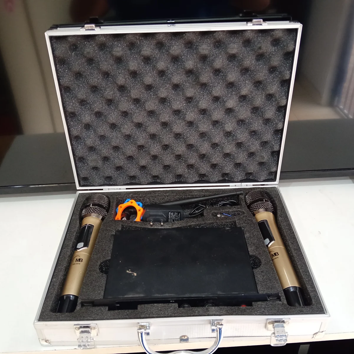 Microfono Marca Mb Modelo U260/E Usado En Buen Estado Acc Par De Microfonos 4 PilasAntenasReceptor