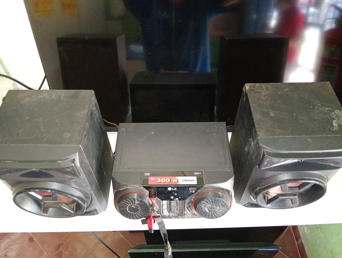 Equipo De Sonido Marca Lg Sin Control Modelo Ck43 Usado En Buen Estado Acc 2 Parlantes