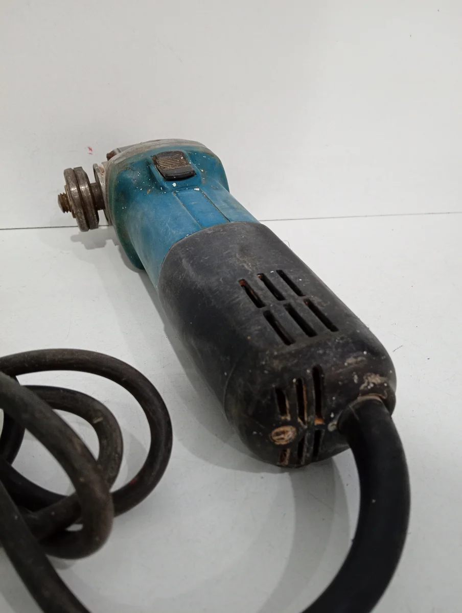 Foto 5 de Pulidora Marca Makita Modelo 9557hn Tamaño Pequeño Usado Con Desgaste Acc No Tiene