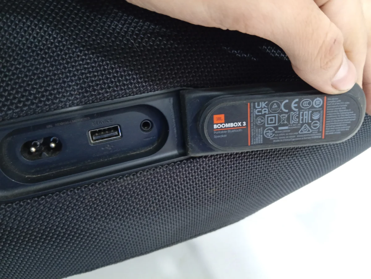 Foto 3 de Parlante Portatil Marca Jbl Modelo Boombox 3 Usado En Buen Estado Con No Tiene Acc C/Cable Power