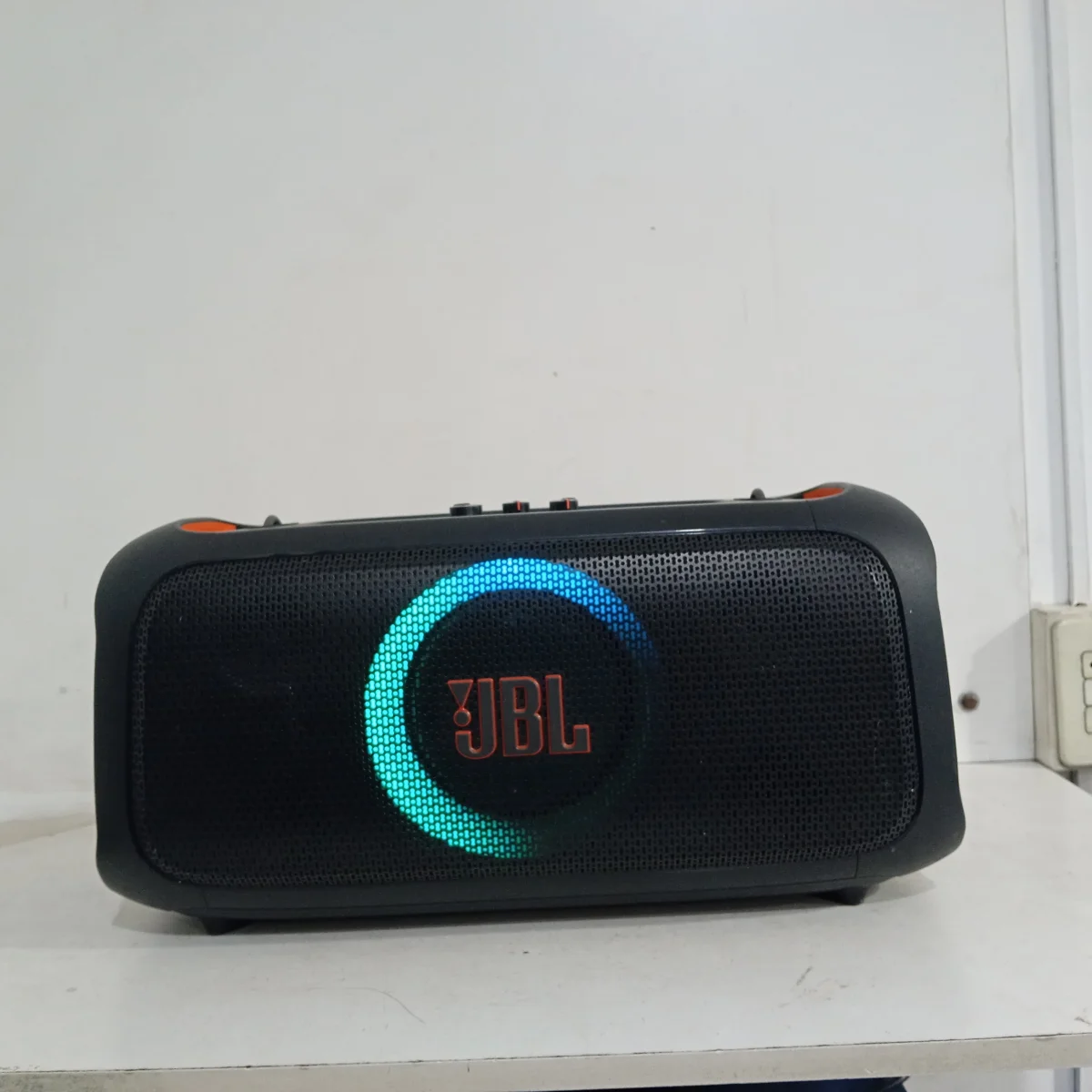 Foto 2 de Caja De Sonido Amplificada Marca Jbl Modelo On The Go Sin Control Usado En Buen Estado Acc Con Cable Power Cinturon Colgante Luces Led 1 Microfono Con Tapa Fisurada