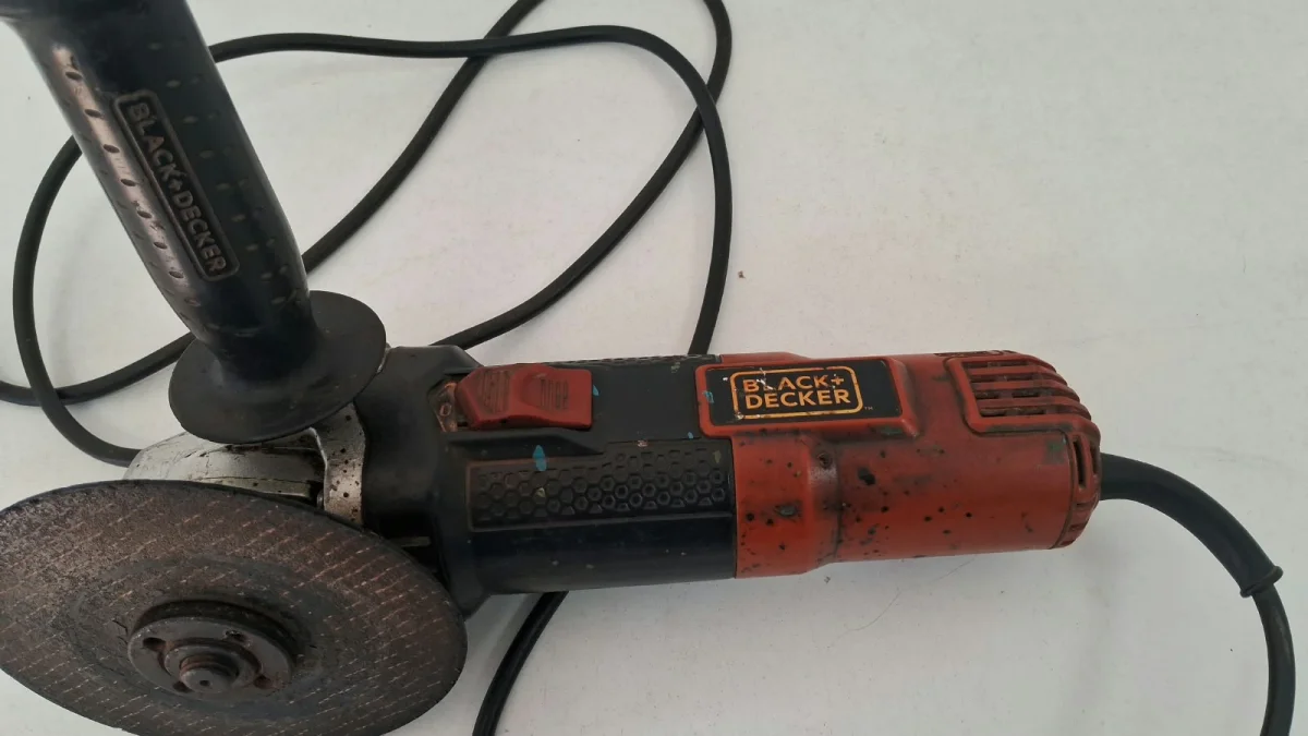 Foto 4 de Pulidora Marca Black Decker Modelo G720 Tamaño Chico Usado Con Desgaste Acc Manija Disco
